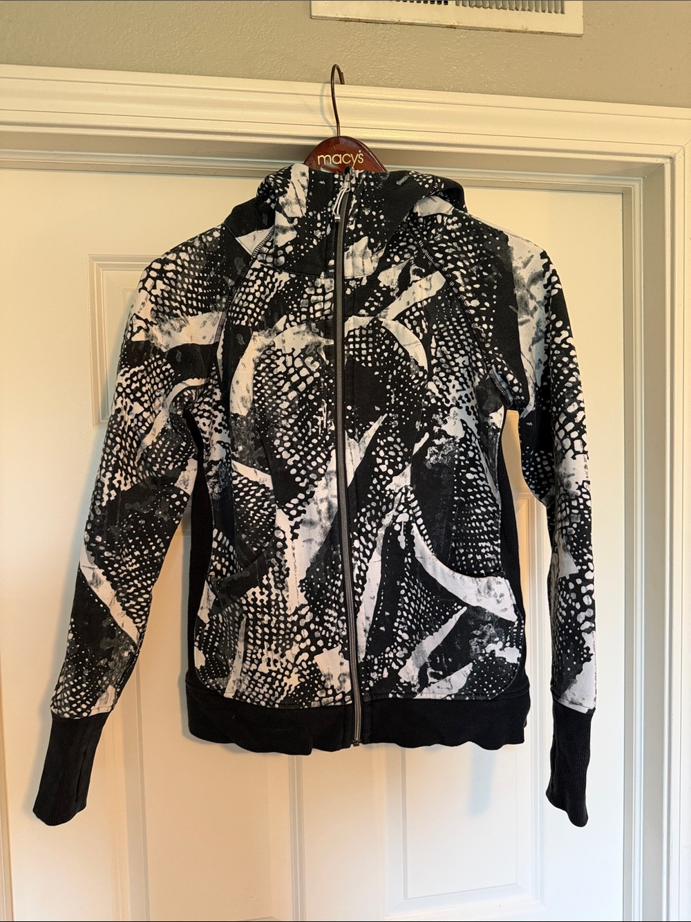 lululemon Scuba Black & White Abstract Zip-Up Hoodie
